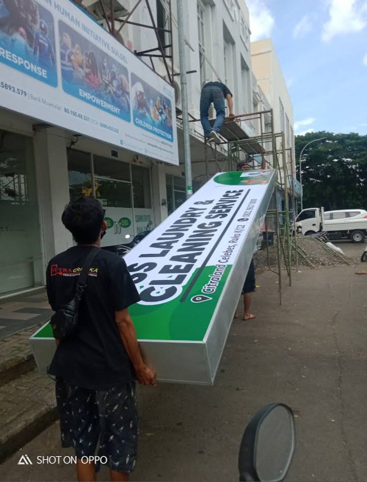 Cetak Neon Box di Makassar Putra Grafika
